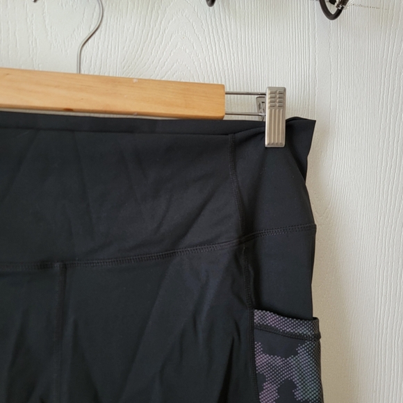 Zyia Black Camo Reflective Pocket Capri - Picture 7 of 9